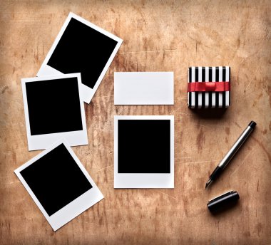 Fotoğraf çerçeveleri kartı ve hediye kutusu