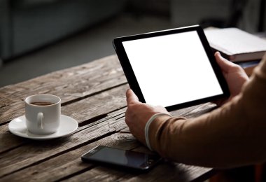 Dijital tablet bilgisayarı erkeklerin elinde