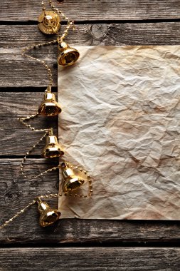 Buruşuk kağıt ile altın Noel çanları