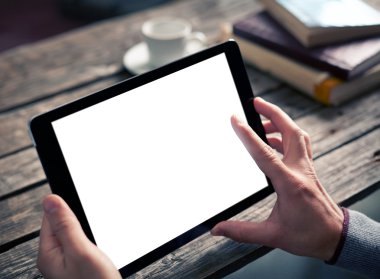 Dijital tablet bilgisayarı erkeklerin elinde