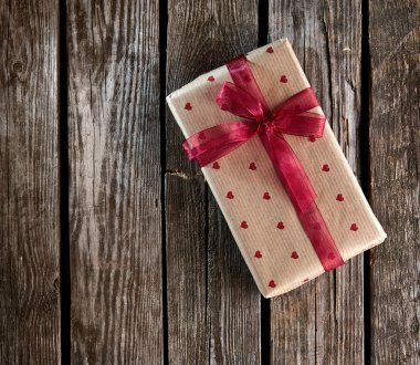 Hediye kutusu kırmızı kurdele bağlı