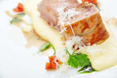 Peynir soslu domuz rostosu