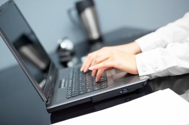 Kadının el dizüstü dokunmadan