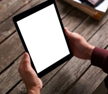 Dijital tablet bilgisayarı erkeklerin elinde