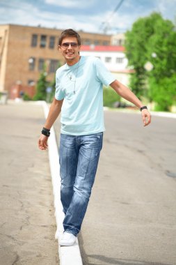 Şehrin sokak üzerinde yürüyen adam