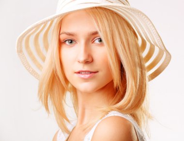 Stüdyoda poz şapkalı kadın