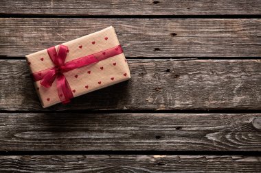 Hediye kutusu kırmızı kurdele bağlı