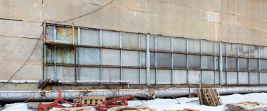 Terk edilmiş bir fabrika duvarına