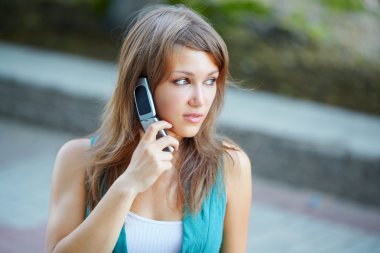 Telefonla konuşurken sorunları olan kız