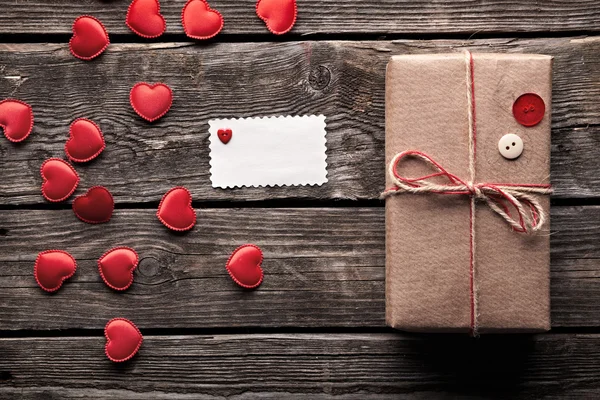 Caja de regalo vintage con etiqueta de regalo en blanco — Foto de Stock