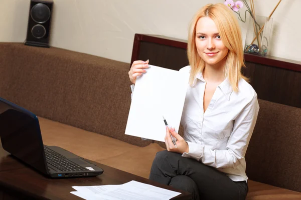 Mujer de negocios sentada en el sofá — Foto de Stock