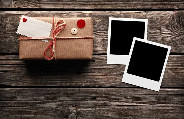 Boş resim çerçeveleri ve hediye kutusu — Stok fotoğraf