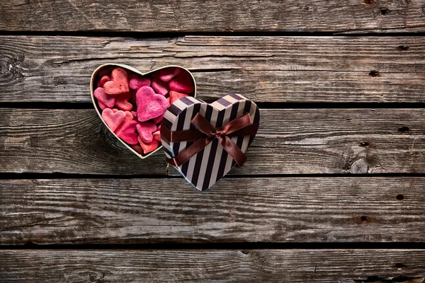 Geschenkbox in Herzform mit Herzen — Stockfoto