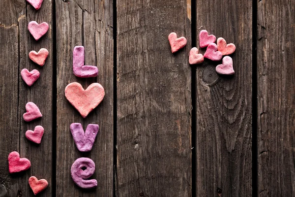 Λέξη αγάπη με σχήματα καρδιών — Φωτογραφία Αρχείου