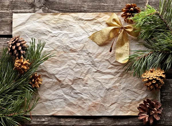 Foglio di carta stropicciata con fiocco d'oro — Foto Stock