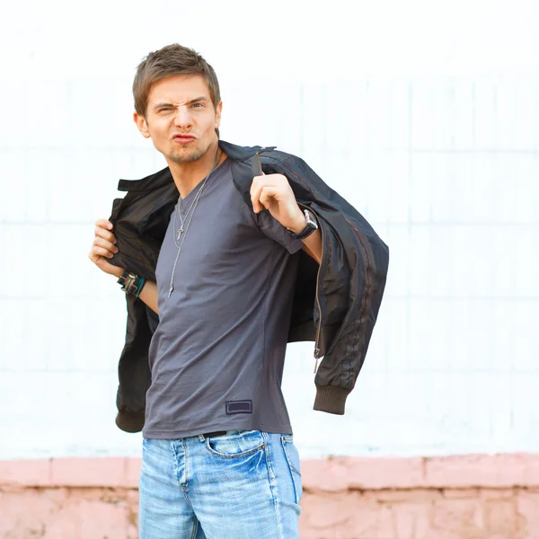 Grimacing guy outdoor — Stock Photo, Image