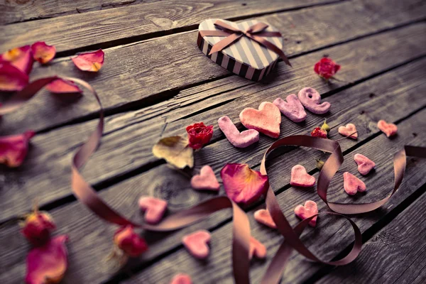 Palabra Amor con corazón en forma de caja de regalo —  Fotos de Stock