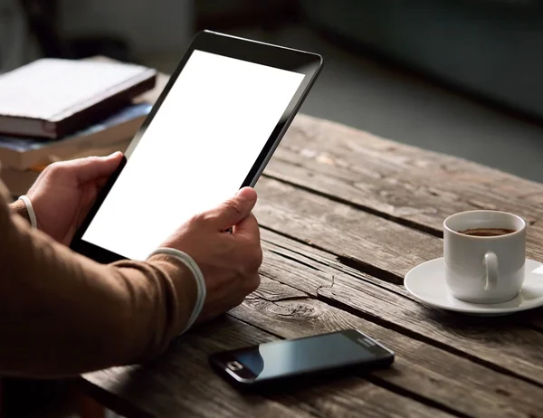 Tablet bilgisayar ile erkek elinde izole perde