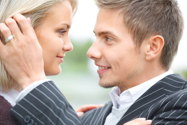 Jovem casal apaixonado — Fotografia de Stock