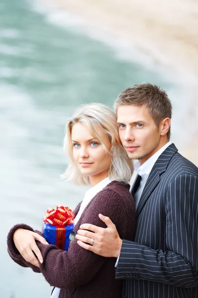 Couple in love with a gift-box — Stock Photo, Image