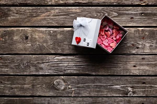 Caja de regalo con muchos corazones dentro — Foto de Stock