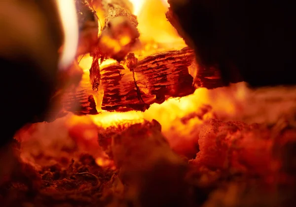 Fechar fogo e brasas — Fotografia de Stock