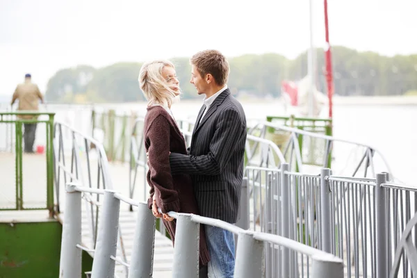 Paar hat Spaß an der Seebrücke — Stockfoto