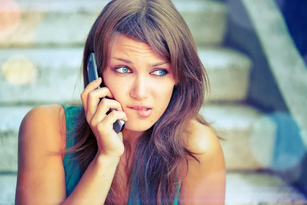 Girl talking by cell phone — Stock Photo, Image