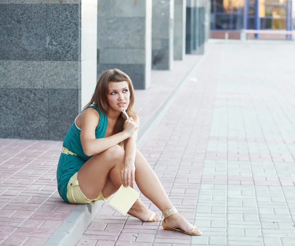 Ragazza adolescente seduta sulla scena urbana — Foto Stock
