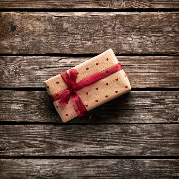 Caja de regalo atada cinta roja — Foto de Stock