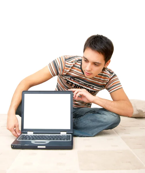 Homem sentado no chão no quarto com laptop — Fotografia de Stock