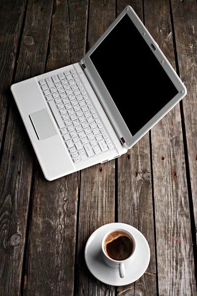 Laptop bianco con tazza di caffè — Foto Stock