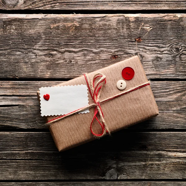 Vintage Geschenkbox mit leerem Geschenkanhänger — Stockfoto