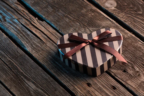 Caja de regalo de San Valentín en forma de corazón —  Fotos de Stock