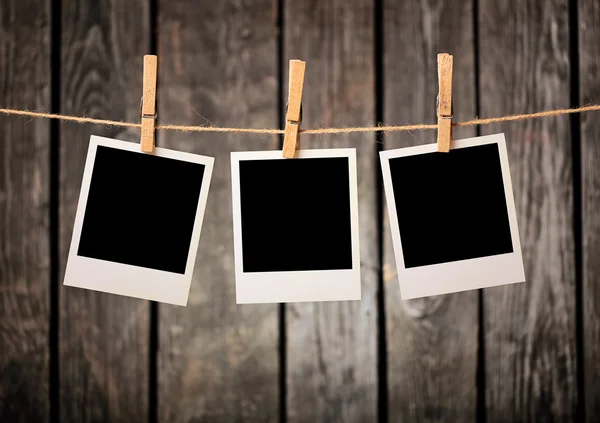 Clothesline üzerinde üç boş anında Fotoğraflar