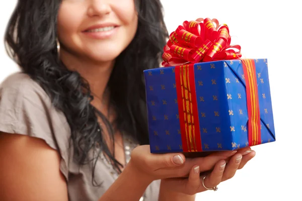 Женщина с подарочной коробкой в руках — стоковое фото