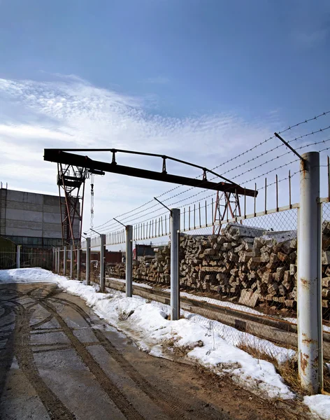 Industriële platform met metalen hek — Stockfoto