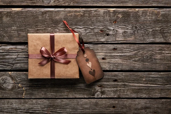 Caja de regalo vintage con etiqueta de regalo — Foto de Stock