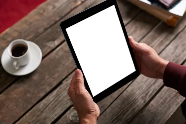 Dijital tablet bilgisayarı erkeklerin elinde