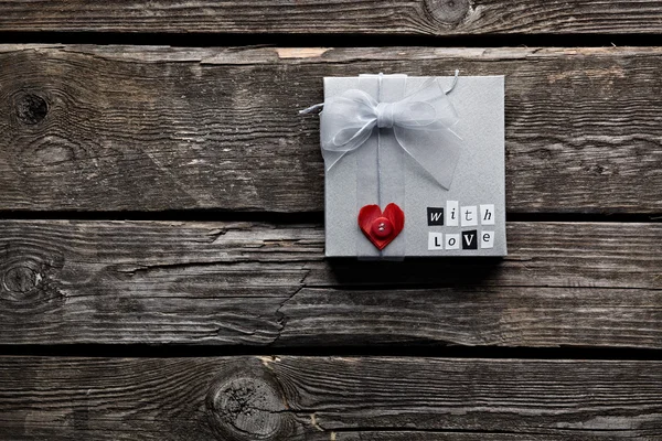Kalp şekli ve şerit hediye kutusu — Stok fotoğraf