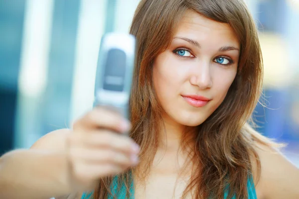 Chica mirando el teléfono móvil — Foto de Stock