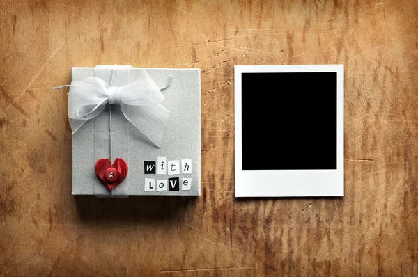 Caja de regalo con marco de foto en blanco — Foto de Stock