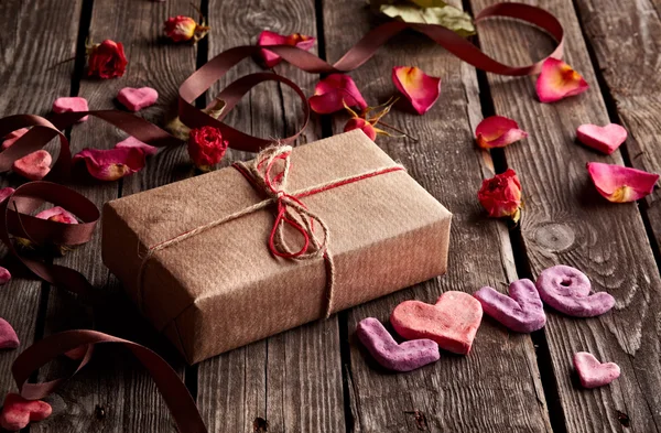 나무 접시에 선물 상자 단어 사랑 — 스톡 사진