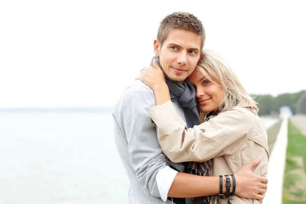 Couple embracing at the beach — Stock Photo, Image