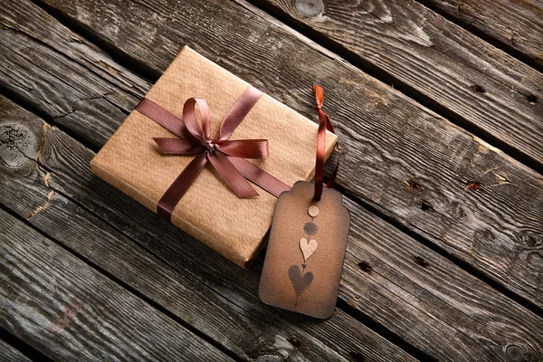 Vintage Geschenkbox mit Geschenkanhänger — Stockfoto