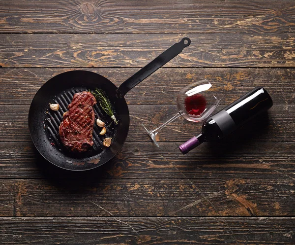 ワインのボトルと霜降り牛ステーキ — ストック写真