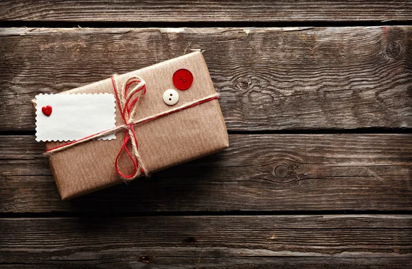 Caja de regalo vintage con etiqueta de regalo en blanco —  Fotos de Stock