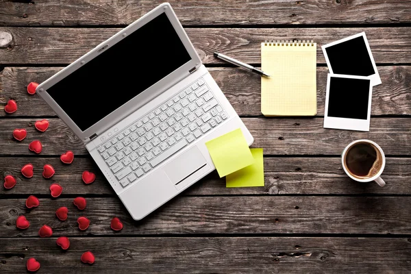 Coffee cup with laptop and red hearts — Stock Photo, Image