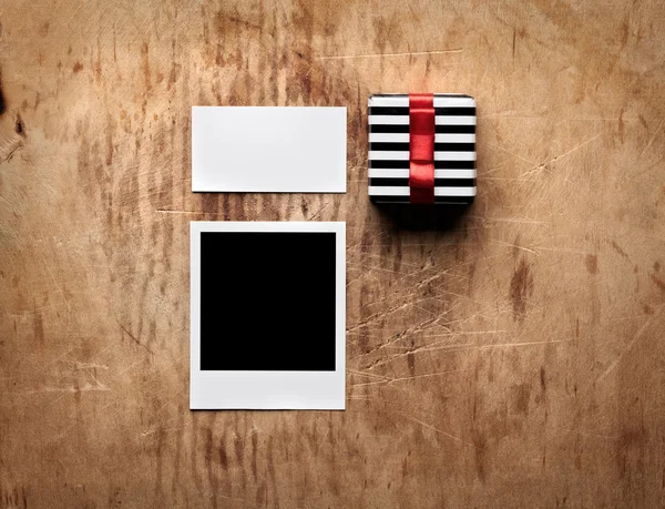 Подарочная коробка, мгновенное фото с визитной карточкой — стоковое фото