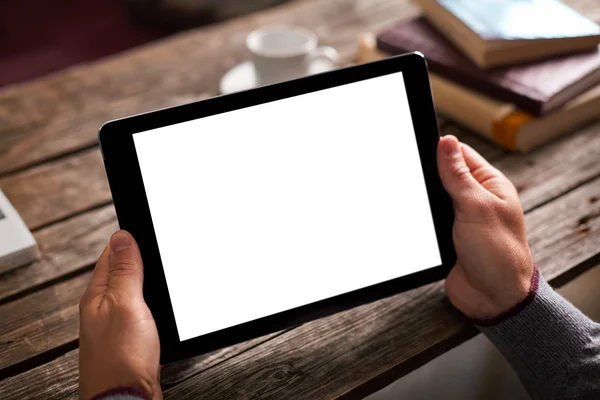 남성 손에 들고 있는 디지털 태블릿 컴퓨터 — 스톡 사진